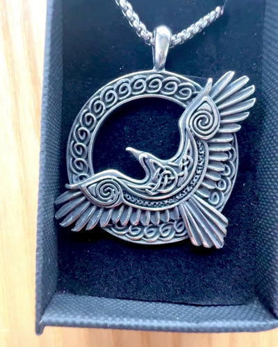 Amulet Stalowego Sokoła - Kaulakoru kaiverruksella, inspiroituna kelttiläisestä taiteesta, lahjaksi