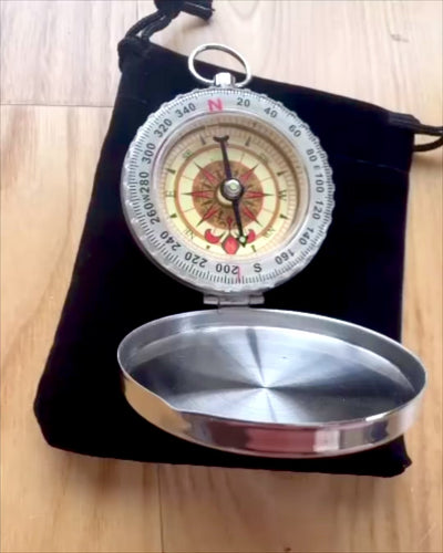 Vedenpitävä Messinkikompassi Hehkuvalla Efektillä - Välttämätön Vaelluksille ja Leirintään, personointi kaiverruksella