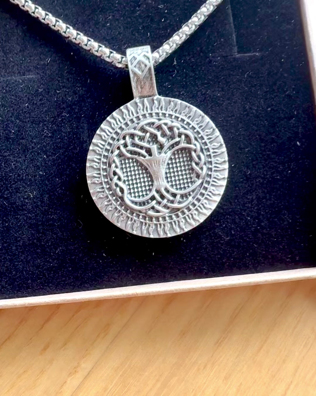 "Elämän Puun Amuletti Kaiverrusmahdollisuudella - kaulakoru 'Luonnon Elinvoima', personointi"