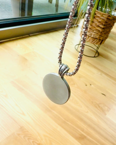 "Elämän Puun Amuletti Kaiverrusmahdollisuudella - kaulakoru 'Luonnon Elinvoima', personointi"