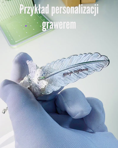 Luova Retrotyylinen Kirjanmerkki Höyhen- ja Perhosaiheella – Tyylikäs Mainoslahja, Hopea/Sininen