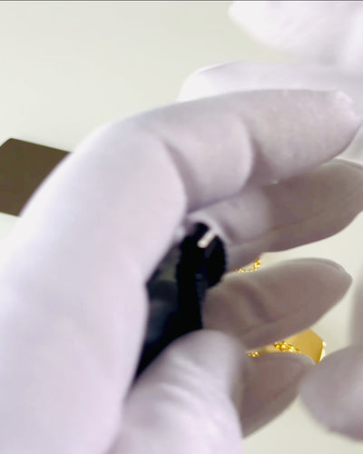 "Kolmen Tyylin Sävyä" -kaulakoru - Tunnuslaatta - Tyylikäs Ruostumattomasta Teräksestä Valmistettu Riipus Kaiverrusmahdollisuudella