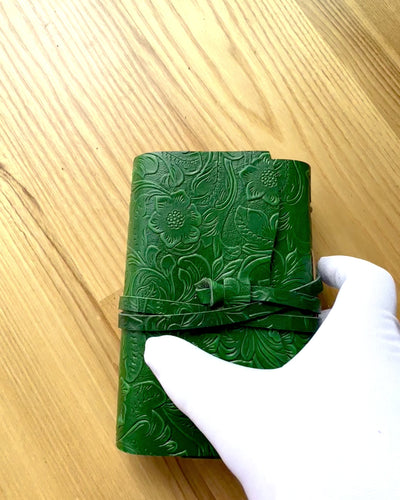 Nahkainen Premium-muistikirja "Luonnon Eleganssi" - 200 sivua, 120g, muistikirja, luonnoslehtiö, 2 väriä valittavana, personointi kaiverruksella