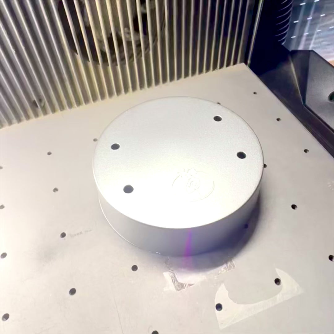 Magnetinen perpetuum mobile -pendeli kaiverruksella
