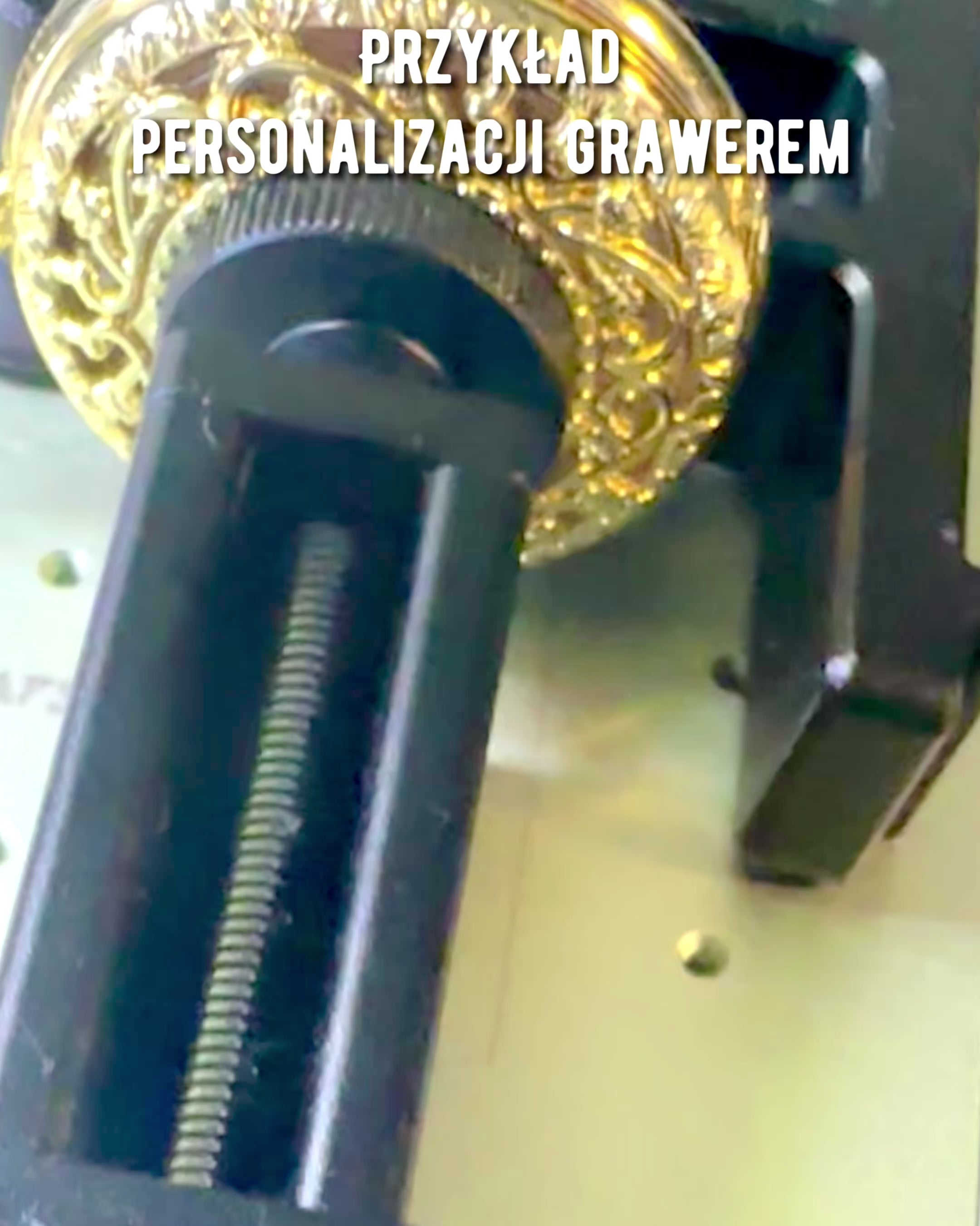 "Złoty Majestat" - Ylellinen mekaaninen taskukello läpinäkyvällä ytimellä. Personointi kaiverruksella