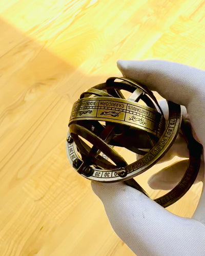 Astronominen kello "Kosmiczna Harmonia" - mahdollisuus personointiin kaiverruksella