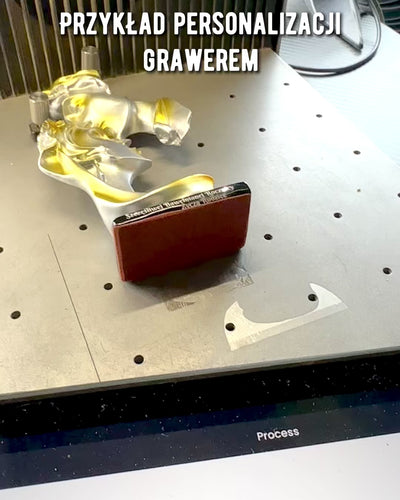 Figurka "Eleganssi Kivessä" väri hopea - Koristeellinen kaiverrusvaihtoehdolla, 2 kokoa valittavana