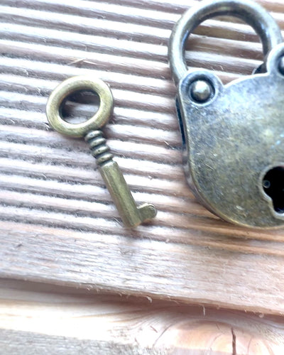 Rakkausminilukot - Sarja 2 kaiverrettua retrotyylistä lukkoa, personointi lahjaksi