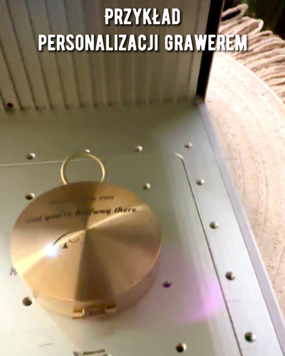 Retrotyylinen navigointikompassi – Kannettava ja tarkka suunnanmääritysinstrumentti matkailijoille ja löytöretkeilijöille. Kaiverrus, personointi.