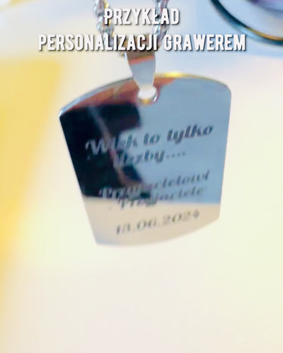 "Kolmen Tyylin Sävyä" -kaulakoru - Tunnuslaatta - Tyylikäs Ruostumattomasta Teräksestä Valmistettu Riipus Kaiverrusmahdollisuudella