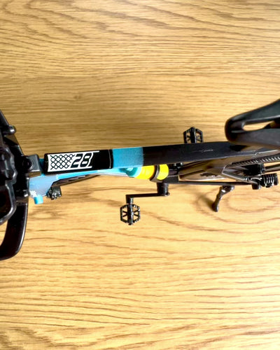 Miniatyyrimalli Triathlonipyörästä "SpeedStorm 1.2" personointi kaiverruksella lahjaksi