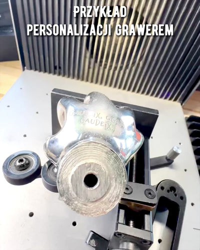 Kävelykeppi "Kuningaskäsi" – käsin veistetty intialaisesta mangopuusta, mahdollisuus personoida kaiverruksella