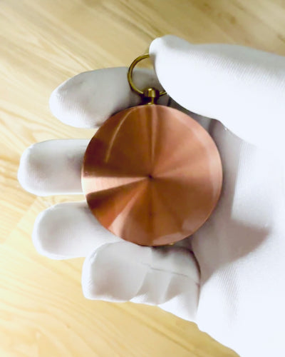 Ruusuinen kultakompassi - retrotyylinen navigointilaite – kannettava ja tarkka suunnanmääritysinstrumentti matkailijoille ja tutkimusmatkailijoille. Kaiverrus, personointi.