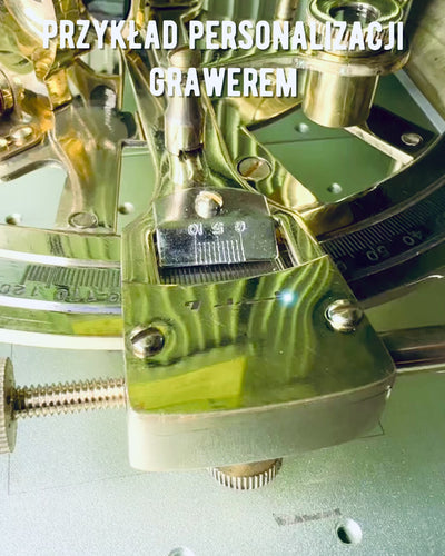 Kultainen taiteellinen sekstantti - mahdollisuus personointiin kaiverruksella