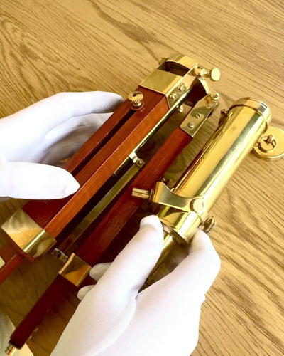 Taivaallinen linssi puisella jalustalla 41 cm, mahdollisuus personointiin kaiverruksella lahjaksi