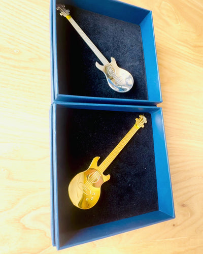 "Strunowy Hit" -lusikka kaiverrusvaihtoehdolla, valittavana 2 värivaihtoehtoa