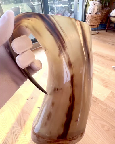 Kompakti, 350 ml, Kaiverrettu Mestarityö Tuoppi, jossa mahdollisuus personointiin kaiverruksella - 2 värivaihtoehtoa