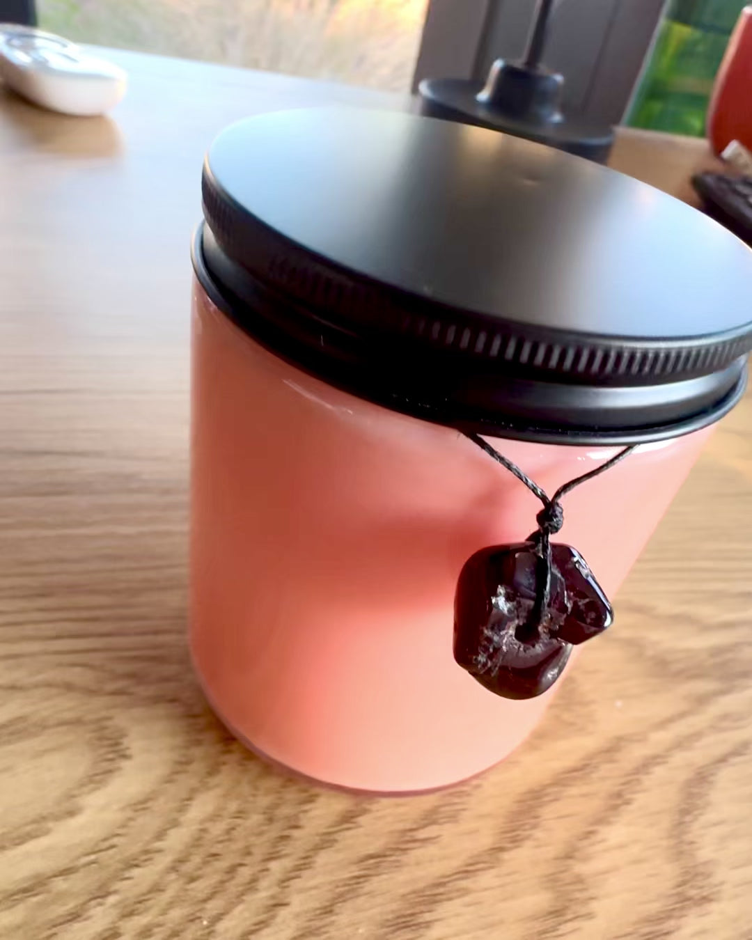 Intentionaalinen soijakynttilä 250 ml luonnonkivellä – valitse oma energiasi: sitriini tai granaatti, personointi kaiverruksella lahjaksi