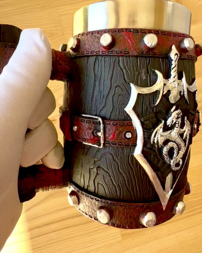 Lohikäärmesoturin Tumma Tuoppi Kaiverrusmahdollisuudella lahjaksi, tilavuus 600 ml