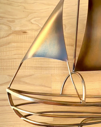 Metallinen viiniteline 45 cm korkea, "Merimiehen Fantasia" - purjelaivan muotoinen, kaiverrusmahdollisuus lahjaksi