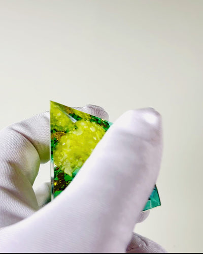 Orgoniittipyramidi sitriinillä ja turkoosilla – Chakran energiageneraattori, Reiki-työkalu, Meditaatiokoriste