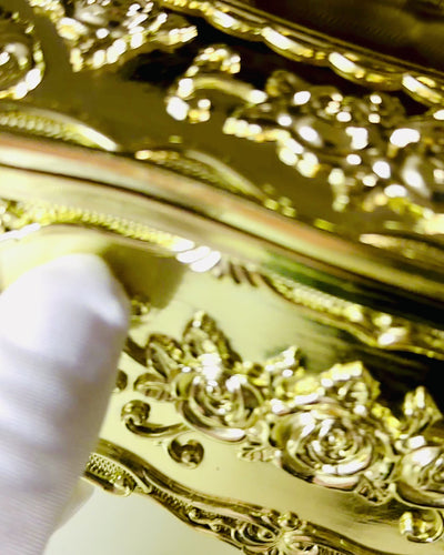 Tyylikäs nenäliinaboksi kohokuvioiduilla kukilla - lautasliinateline