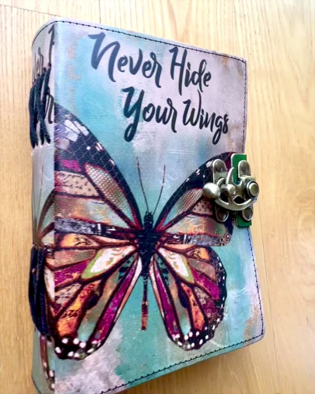 Nahkainen muistiinpanovihko Inspiraation perhonen Never Hide Your Wings – 13 × 18 cm