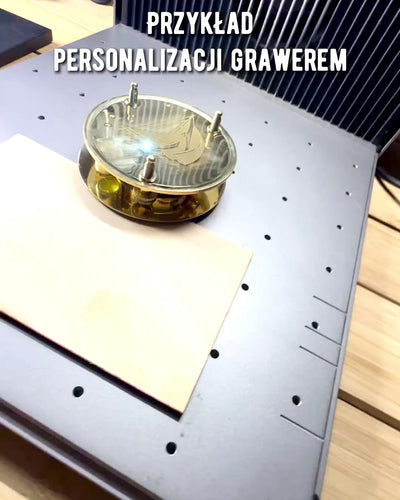 Kapteenin Kompassi Explorer 2 – mahdollisuus personoituun kaiverrukseen lahjaksi, 2 värivaihtoehtoa valittavissa