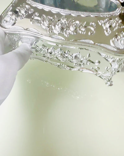 Tyylikäs nenäliinaboksi kohokuvioiduilla kukilla - lautasliinateline