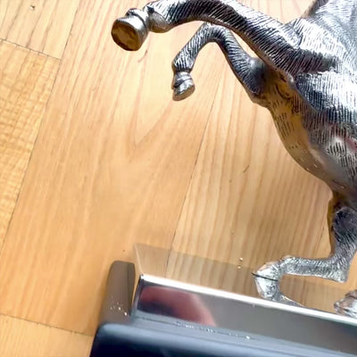 Koristefiguuri Pegasos alumiinista teräs-puujalustalla, personoitu kaiverrus, tyylikäs lahja kreikkalaisen mytologian ystäville, korkeus 36 cm, hopeanvärinen mustalla jalustalla