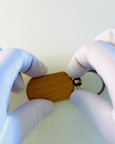 Tyylikäs puinen avaimenperä kaiverruksella – täydellinen lahjaksi