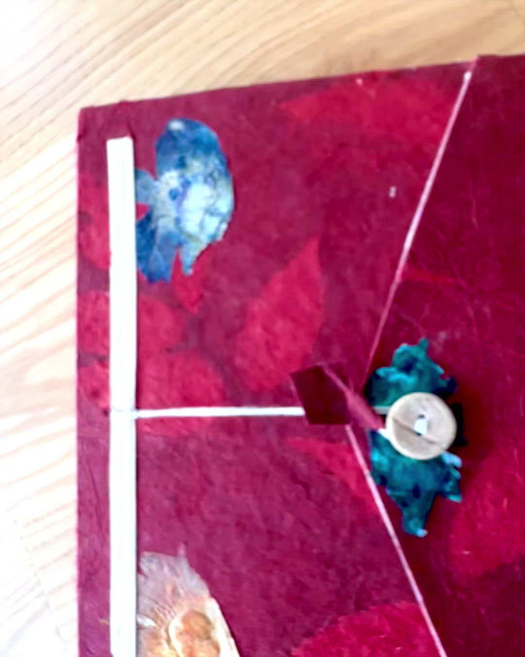 Taiteellinen Lokta-muistikirja Ruby Bloom – Rohkeat kukat (45 lehteä, 21 x 15 cm)