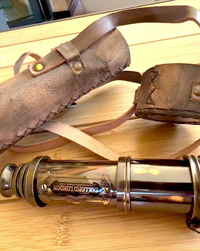 Premium Luneta "Voyager" kaiverretulla kaukoputkella ja luonnon nahkaisella kotelolla, mahdollisuus personoida kaiverruksella lahjaksi