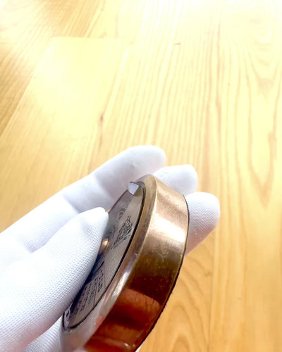 Mini Kapteenin Kalenteri "Navigator" – messinkinen koriste, jossa on merenkulun henki, kaiverrusvaihtoehto lahjaksi, 5 cm halkaisija