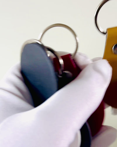 PU-nahkainen avaimenperä, jossa mahdollisuus personointiin kaiverruksella - Saatavilla 5 värissä