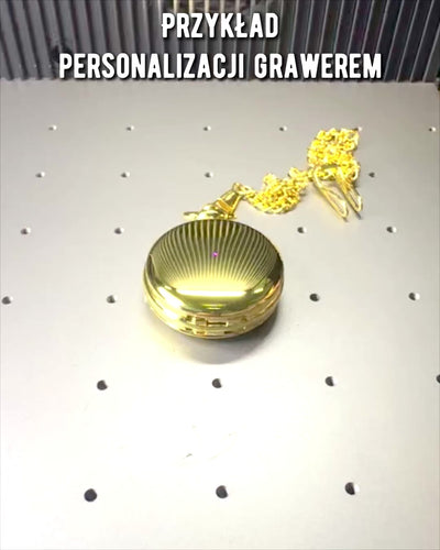 Klassinen taskukello, jossa on kaksoiskansi, manuaalinen, kultainen väri, kaiverruksella