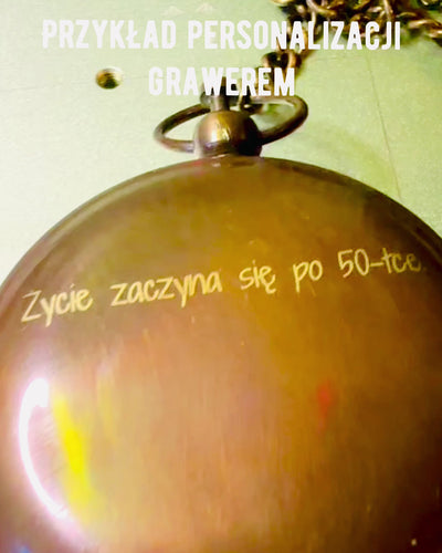 Matkailijan Kompassi kaiverruksella, personointi – Intialaisten Käsityöläisten Käsityö