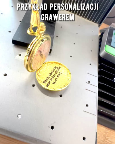 Kultaisen värinen taskukello retrotyylillä ja kaiverrusmahdollisuudella