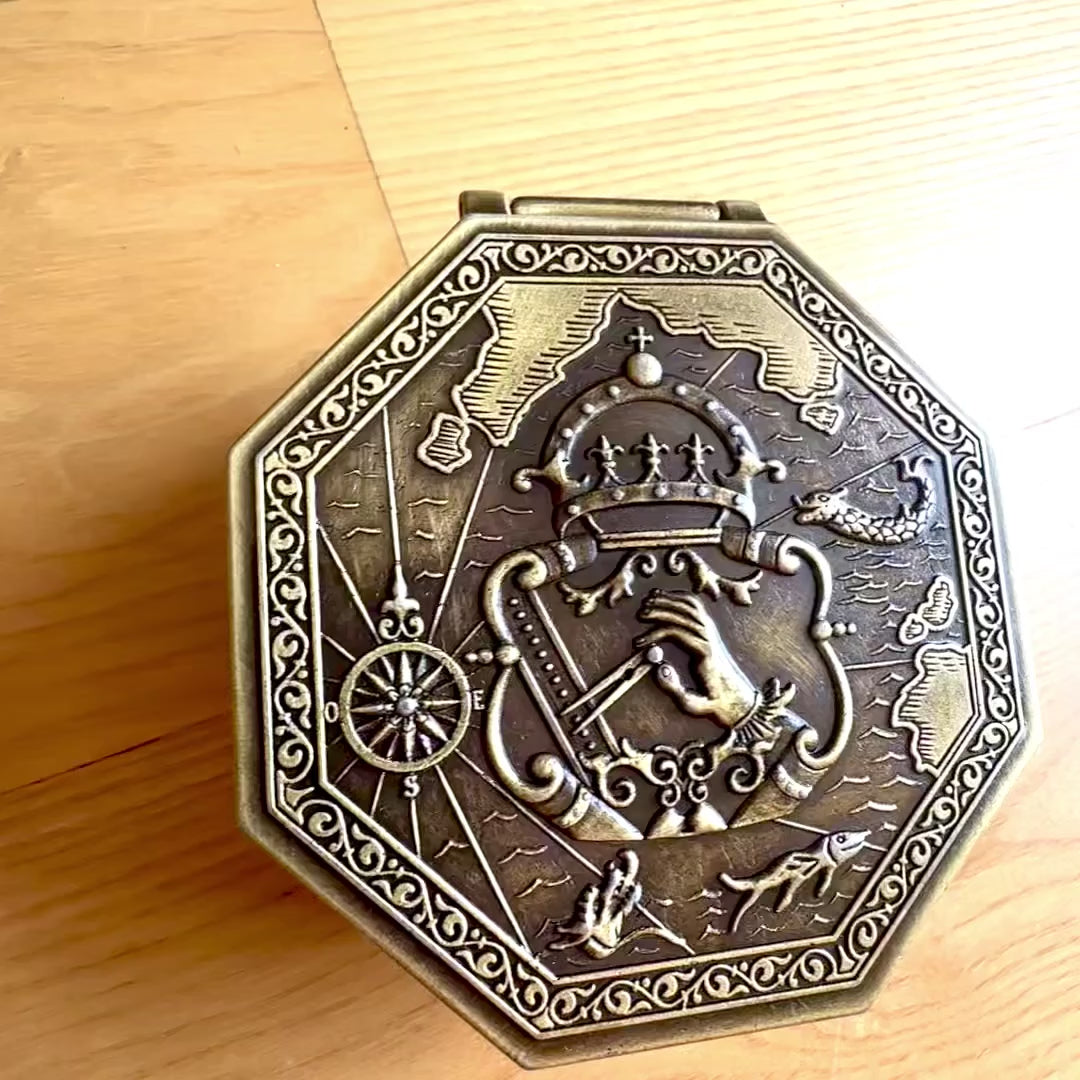 Eksklusiivinen Cardan-magneettikompassi kaiverruksella - merihenkinen lahjareplika, korkeus 5,8 cm, pyökki- ja tammi puuta, messinkiä, renessanssityyli