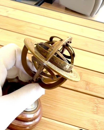 Messinkinen "AstroGlobe"-armilla, 13 cm korkea, Käsintehty kaiverrusvaihtoehdolla, koriste toimistoon