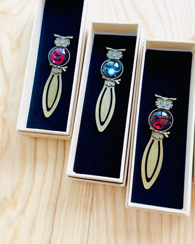 Kirjanmerkki "Sowa z Konstelacjami" - 12 vaihtoehtoa valittavana, personointi kaiverruksella