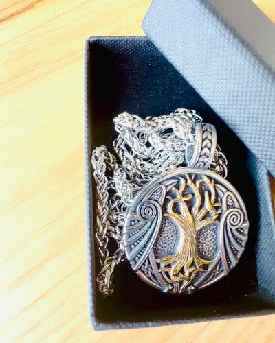 Ruostumattomasta teräksestä valmistettu "Elämän Puu" -kaulakoru personoinnilla, Aegishjalmur-symbolilla (Kauhun Kypärä)