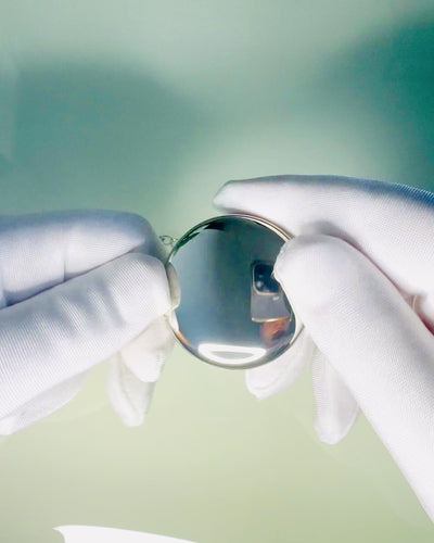 Hopeinen taskukello kvartsikoneistolla ja kaiverrusmahdollisuudella