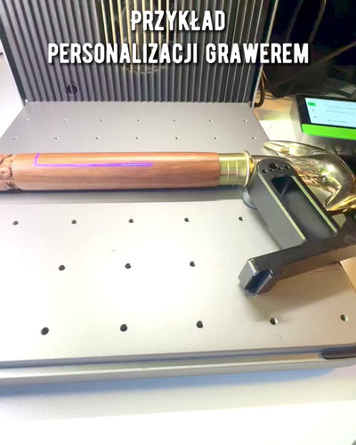 Käsin veistetty matkakeppi, kävelyyn "Kuningasvaeltaja" ruskeana kuvioilla