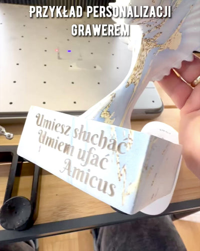 Tyylikäs Enkelinsiipien Pienoispatsas 33 cm korkea – "Siivekkäät Vartijat", mahdollisuus personoida kaiverruksella lahjaksi, personointi, 3 värivaihtoehtoa