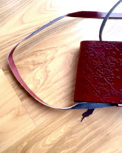 Nahkainen kotelo, suojus kävelykepille - mahdollisuus personointiin kaiverruksella lahjaksi