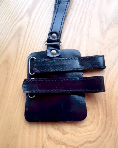 'Musta Pantteri -suojus kävelykepille kaiverrusmahdollisuudella - Käsintehty luonnonnahasta'