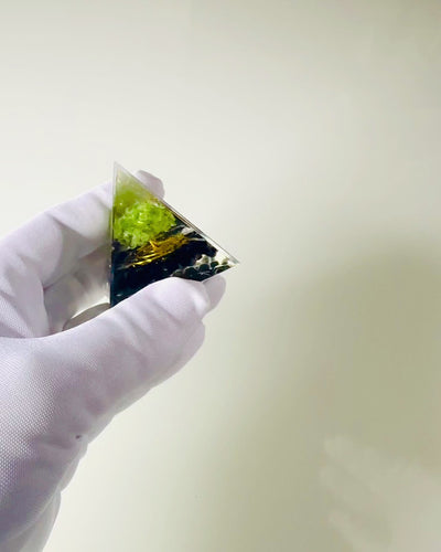 Orgoniittinen Reiki-pyramidi luonnonkiteillä - Koristeellinen symboli chakrojen energian tasapainolle