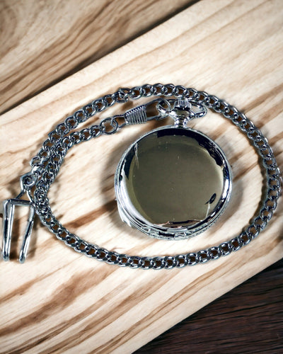 Taskukokoinen Retrotyylinen Hopeanvärinen Kompassi Pitsikuvioinnilla – Tyylikäs ja Käytännöllinen. Kaiverrus