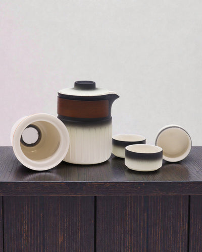 Kolmen ystävän matka – Matkakäyttöön tarkoitettu keraaminen setti teekannulla ja 3 kupilla